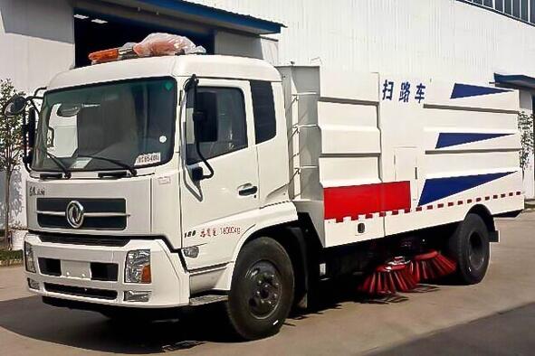 貴陽市東風天錦大型掃路車廠價直供，小區掃路車高效清潔新選擇