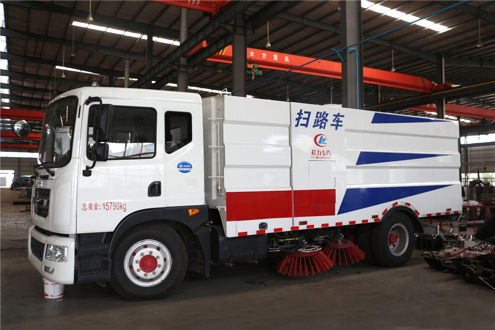 國五東風D9掃路車 城市清潔的智能管家，高效作業的新標桿